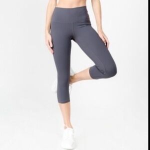 Yelete Cozy Athletic Capri Leggings size medium